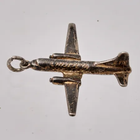 Hänge i silver, Flygplan, mått 31,2x29,5mm, 830/1000, text på sidan Linjeflyg, tillverkad av A. Anderssons Guldsmedja, vikt 2,92g.