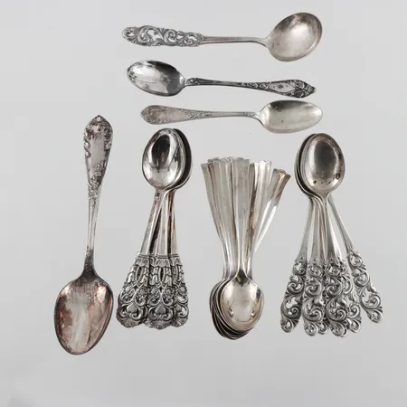 Skedar 31 st olika modeller silver 830/1000. Vikt: 389,7 g