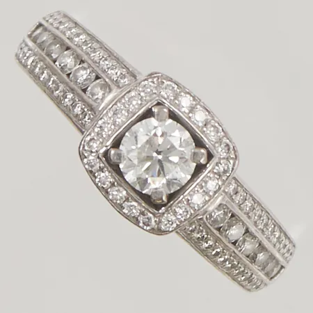 Ring diamanter totalt ca 0,85ctv, (1x ca 0,40ct + 12x 0,02-0,03ct + 42x 0,005ct), Ø17, bredd:3-8mm, Guldfynd, vitguld 18K 6,9g. 