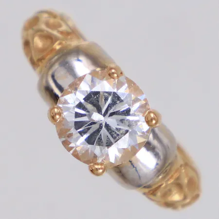 Ring med vit sten, stl 14¾, bredd 2,8-7,5mm, tvåfärgad, ostämplad, spår av storleksändring, 18K Vikt: 6,9 g