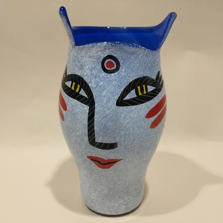  Vas Open Minds, Ulrica Hydman-Vallien, Kosta Boda, höjd ca 26cm, handmålad, blå, signerad, numrerad 48744, etikettmärkt, träsockel Skickas med postpaket.