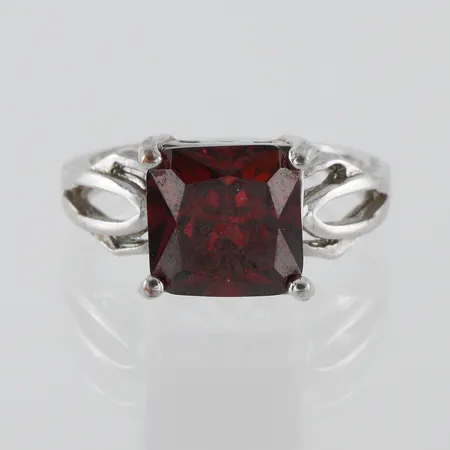 Ring med sten silver 925/1000,storlek 18 mm,bredd 2-10.3 mm. Vikt: 5,1 g