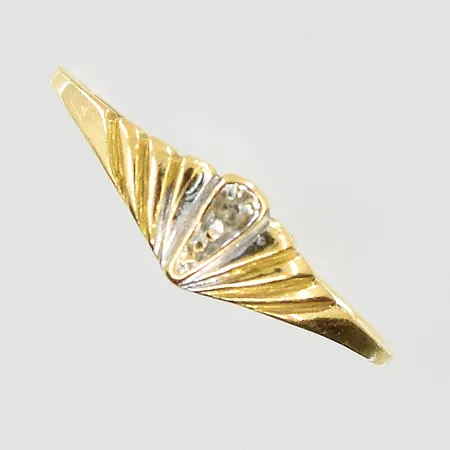 Ring med vit sten, stl 16½, bredd 1-5 mm, ojämn skena, gulguld/vitguld, 18K. Vikt: 0,9 g