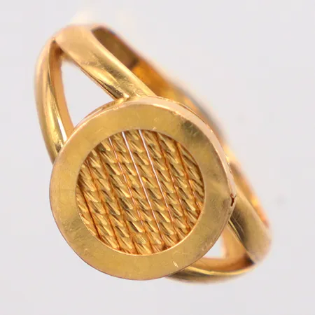 Ring Ø18¾, något ojämn i skenan, 21K Vikt: 4,4 g