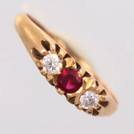 Ring Ø17¾ två vita och en röd sten, 18K Vikt: 2,4 g