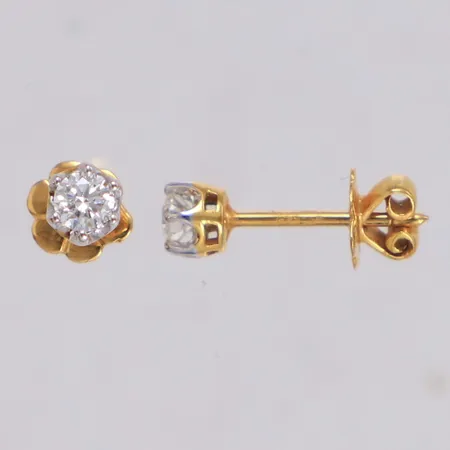 Ett par örhängen med syntetiska diamanter 2xca0,20ct, Ø5mm, klor i vitguld, ostämplade, 18K  Vikt: 2,1 g