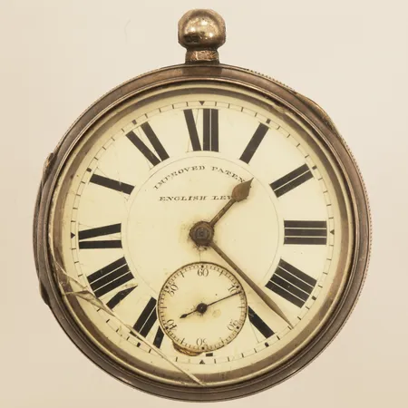 Fickur 58mm, klockedja samt nyckel i metall, defekt, skadat/ spricka i glas, tickar, snr: 267858, Chester England troligen sent 1800-tal, 925/1000 silver, bruttovikt: 168,8g Vikt: 168,8 g