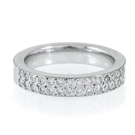 Ring i 18K vitguld med 28 x 0,02ct briljantslipade diamanter. Den är i storlek 17, är 4 mm bred, 2,4 mm hög och väger 7,5g. Stenstorlek 0,56ct ingraverat. Stämplad SCH (Schalins Ringar AB, Östersund), 18K och kattfot. 