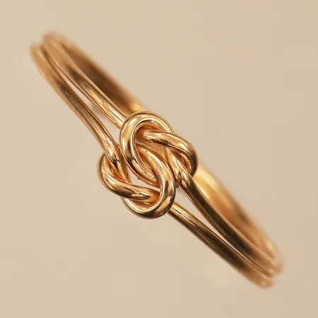 Ring med kärleksknut, stl 17½, bredd 5,1mm, 18K  Vikt: 1,2 g