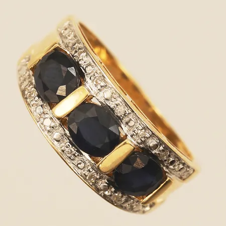 Ring med diamanter ca 10 x ca 0,001ct samt blå stenar, stl 16, bredd 8mm, GHA, 18K    Vikt: 4,3 g