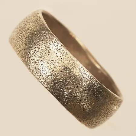 Ring, stl 18¾, bredd ca 7mm, 925/1000 Silver Vikt: 5,4 g