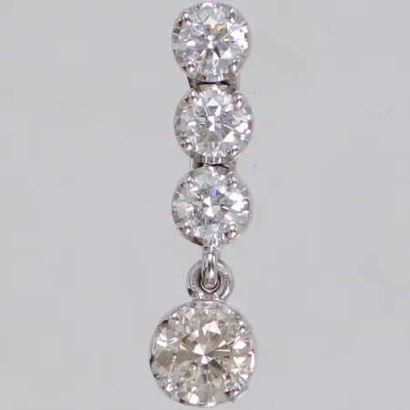 Hänge med diamant 1xca0,58ct Cape (N)/P, samt syntetiska 3xca0,18ct, längd 22,4mm, bredd 4,5-6mm, vitguld, ostämplad, 18K  Vikt: 1,9 g