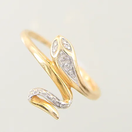 Ring orm med 8/8-slipade diamanter 2 x ca 0,005ct, stl 17, bredd 1-13,5mm, 18K Vikt: 1,8 g