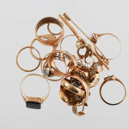 Diverse smycken med defekter och gravyrer,några med större stenar. Vikt: 0 g