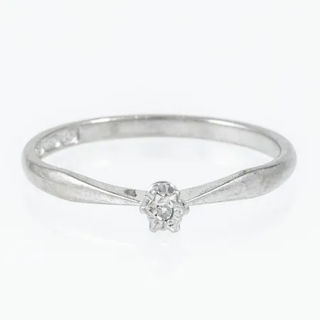 Ring i 18K vitguld med 1 x c:a 0,005ct 8/8 slipad diamant. Den är i storlek 17, är 1,7 - 3 mm bred och väger 1,4g. 