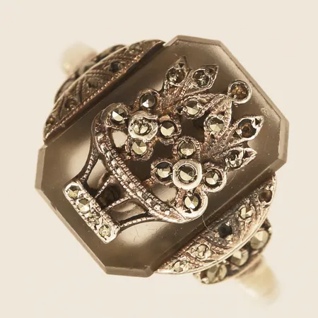 Ring med frostat glas samt markasiter, stl 17½, bredd 14mm, saknar markasiter  silver  Vikt: 4,4 g