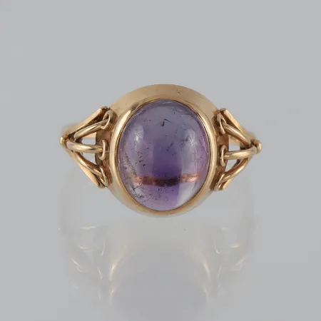 Ring 18k med sten,Guldvaruhuset,storlek ca 19mm,bredd 1.8-14.2 mm. Vikt: 4,9 g