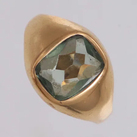 Klackring med grön sten, stl 16, bredd 2,8-11,3mm, BEH Bengt Hallberg Guldsmeds AB, år 1952, 18K  Vikt: 2,3 g