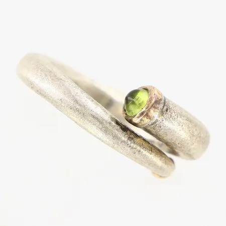 Ring med grön sten, detaljer i 18K guld, stl 16½, bredd: 4-8mm, design Emils Art Och Silver Galleri Malmö, Silver 925/1000 Vikt: 10,6 g