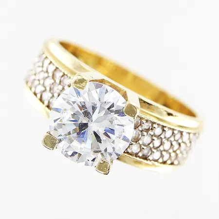 Ring med vita stenar, stl 15¾, bredd 3,5-7,5mm, 14K Vikt: 4,6 g