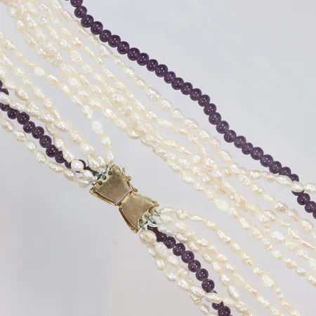 Collier med odlade sötvattenpärlor samt lila stenar, lås i gulmetall längd 45cm bredd ca 25mm, smärre slitage 