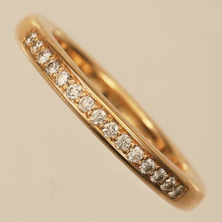 Ring diamanter ca 15x ca 0,01ct, 0,16ct enligt gravyr, stl 17¼, bredd 2,8mm, 18K  Vikt: 5,5 g
