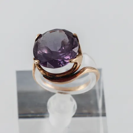 Ring 14k med sten,storlek 19 ½ mm,bredd 2.1-19.6 mm. Vikt: 6 g