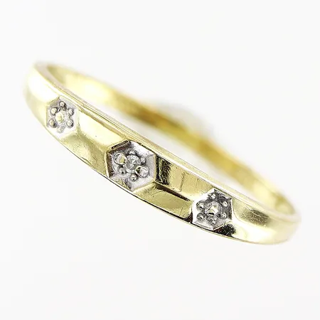 Ring med diamant ca 0,005ct, stl 16¼, bredd 1-3mm, något skev skena, 8K.  Vikt: 0,6 g