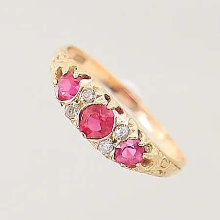 Ring med röda och vita stenar, stl: 17½, bredd: 1,4-4,9mm, något skev, 18K  Vikt: 1,7 g