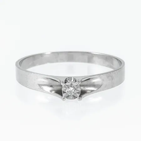 Ring i 18K vitguld med 1 x c:a 0,01ct 8/8 slipad diamant. Den är i storlek 18, är 2 - 3,5 mm bred och väger 1,8g. 