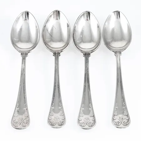 Fyra kaffeskedar i silver (830/1000) av modellen Gammal Fransk. Längd 124 mm. Vikt: 87,7g. Stämplad U10 (1994), V10 (1995), GAB (AB Gense, Eskilstuna), S, 830 och kattfot. 