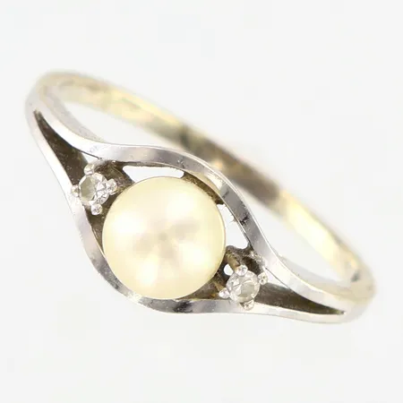Ring med odlad pärla Ø6,4mm, stl 18¾, bredd: 1,8-8,2mm, vitguld 14K  Vikt: 3,1 g