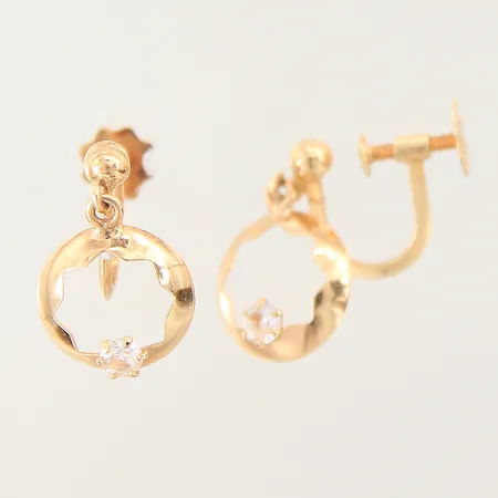 Ett par örhängen med vita stenar, längd: 15mm, bredd: 3,1-10,8mm, skruvlås, 18K  Vikt: 2 g