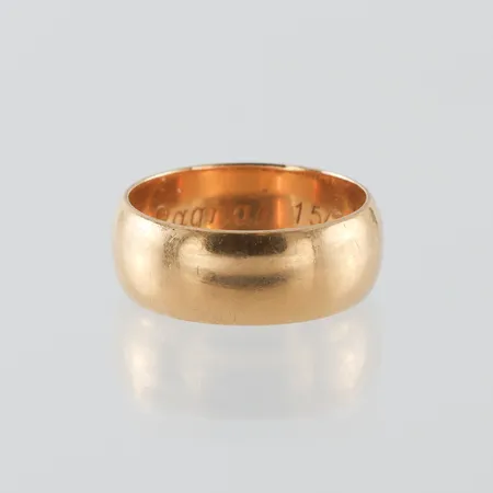 Ring slät med gravyr 18k, storlek 17 ¼ mm,bredd 7.3 mm.  Vikt: 7 g