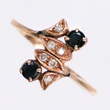 Ring med diamanter 6xca0,01ct samt safirer, stl 16, bredd 1,4-12,4mm, ostämplad, 14K Vikt: 2,3 g