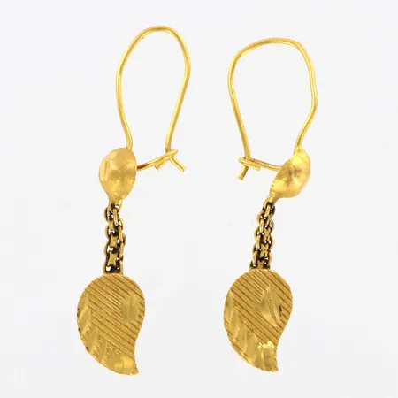 Ett par örhängen 34mm, bredd:2-6mm, skeva krokar, 21K  Vikt: 1,3 g