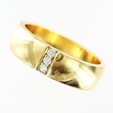 Ring med diametern 3 x ca 0,02ct, stl 17¼, bredd 5,5mm, Heribert Engelbert AB, repor, 18K Vikt: 6,9 g