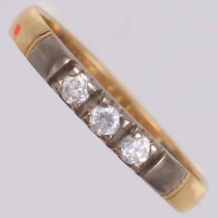 Ring med vita stenar, stl 18½, bredd 3mm, tvåfärgad, 18K Vikt: 2,9 g