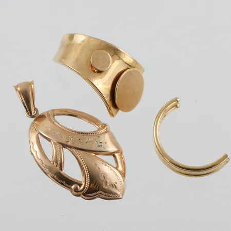 Trasigt guld 18k. Vikt: 6,4 g