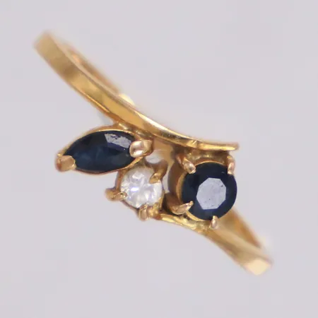 Ring med vit och blå stenar, stl 17, bredd 1,4-6,7mm, ostämplad, 18K Vikt: 2,1 g