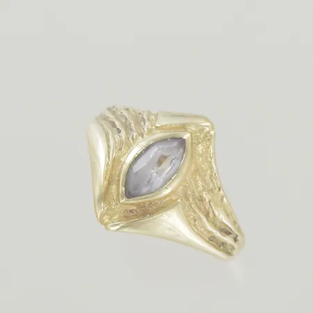 Ring med sten, Ø 17 mm, höjd 14 mm,18K Vikt: 3,8 g