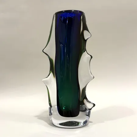 Vas, höjd 32cm, Målerås, design Erika Höglund, signerad och numrerad 4812, smärre repor Skickas med postpaket.