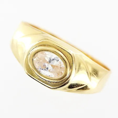 Ring med vit sten, stl 18¾, bredd 3-8mm, mindre repor, 18K Vikt: 3 g