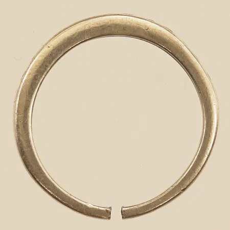 Ring med vita stenar, stl 17¼, bredd 3,4mm, avklippt, GHA, 925/1000 silver  Vikt: 2,1 g
