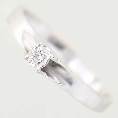 Ring med diamant ca 0,02ct, stl 18, bredd 2-3mm, vitguld, 18K  Vikt: 3 g