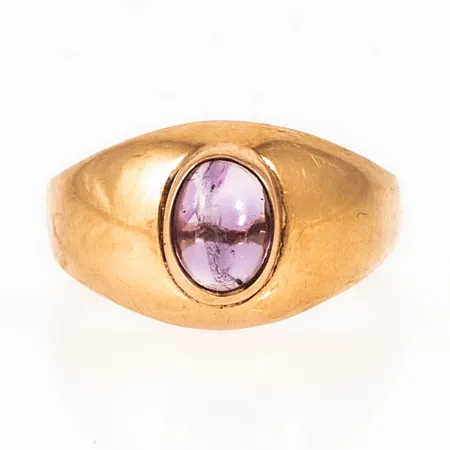 Ring i 18K guld med en cabochonslipad ametist 7 x 5 mm. Den är i storlek 16¾, är mm bred och väger 1,7g. 