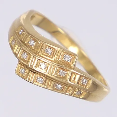 Ring med dia tot ca 0,10ctv GFAB stl 18¼ bredd 2-8mm ojämn skena 18K Vikt: 3,5 g