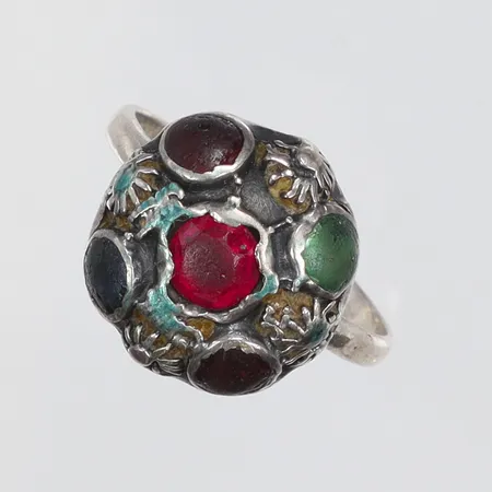 Ring med färgat strass stl 17½ bredd 1,5-14mm, slitage ostämplat silver  Vikt: 3,1 g