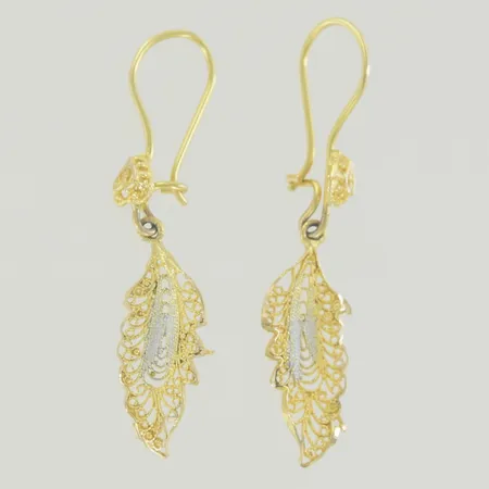 Ett par örhängen, längd 4,3 cm, vass på sidorna, 18K Vikt: 2,8 g