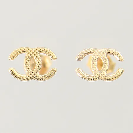 Ett par örhängen med mönstrad dekor, 4,9-7mm, OBS! Ej märkesdesign, skeva stift, 18K Vikt: 0,4 g